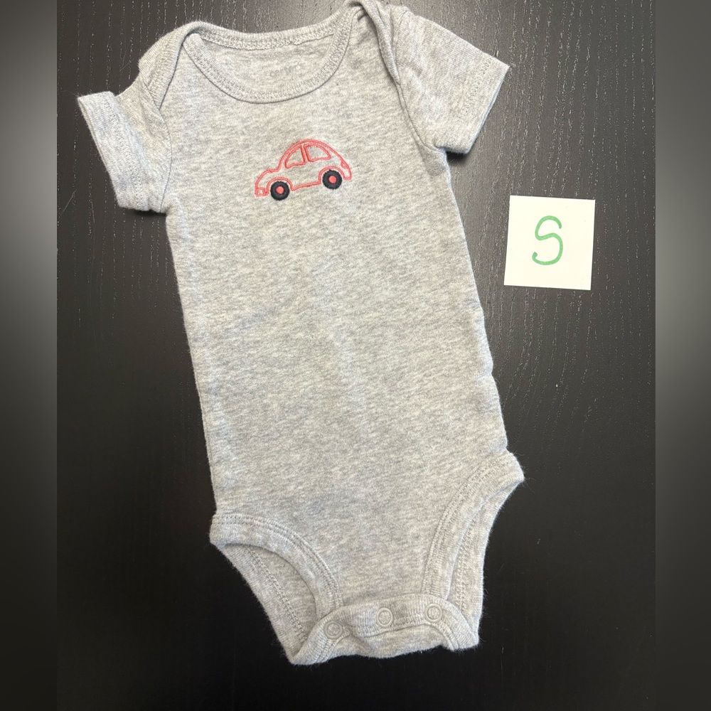 ⭐️5/$10.00⭐️— Carter’s NB Grey Onesie with Red Car Design